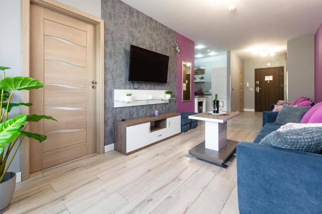 Image 1 of Apartament lawendowy z garażem, tarasem i widokiem na Śnieżkę Triventi
