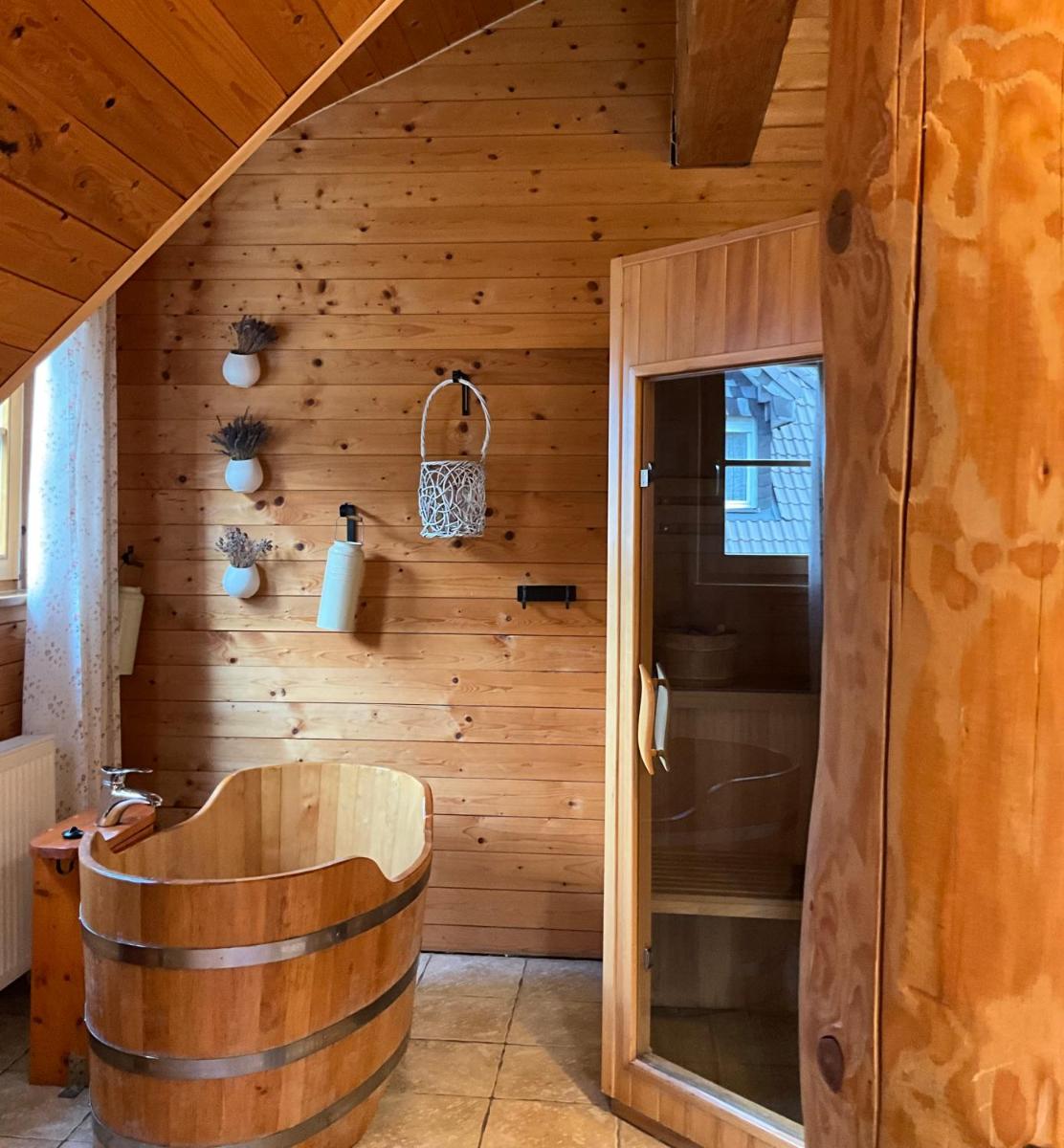 Image 4 of Chaty Świerkowe Wzgórze – domki typu superior z sauną balią kominkiem i domki-bez sauny balii kominka