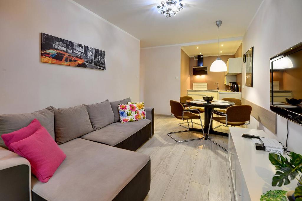 Image 1 of Eleganckie i Stylowe Apartamenty Sun Seasons 24 w Karpaczu z Parkingiem by Noclegi Renters