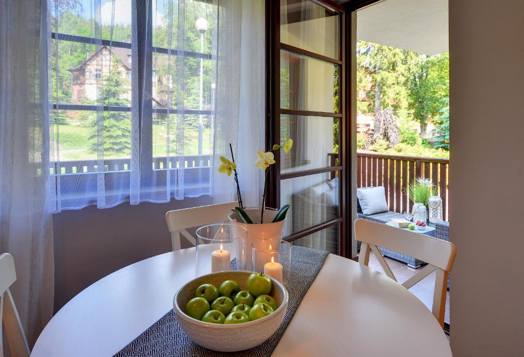 Image 1 of Funkcjonalne i Stylowe Apartamenty Sun Seasons 24 w Karpaczu by Noclegi Renters