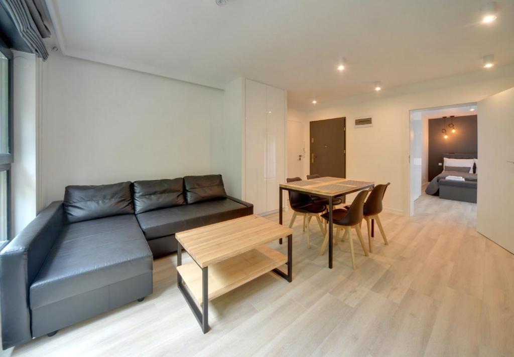 Image 1 of Nowoczesny Apartament Sun Seasons 24 w Karpaczu z Parkingiem i Balkonem by Noclegi Renters