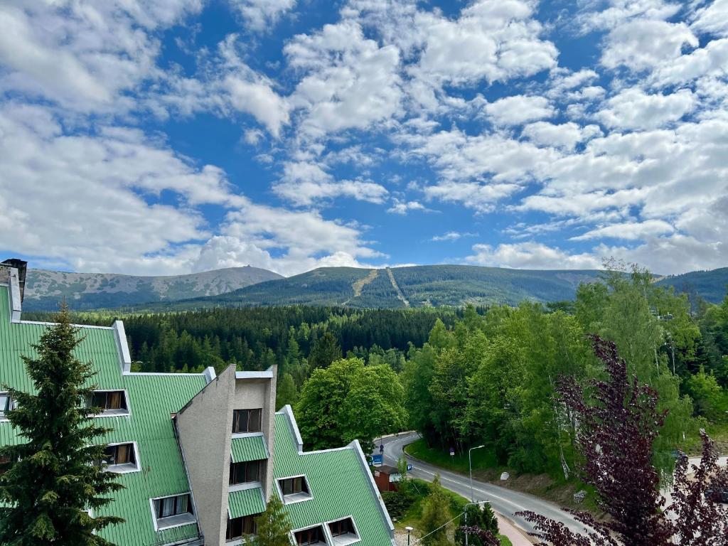 Image 1 of Okno na Śnieżkę – dwupoziomowy apartament by Przycup w Karkonoszach Apartamenty Apartament z widokiem na góry z parkingiem Apartament przy Wyciągu oraz przy Szlakach Turystycznych