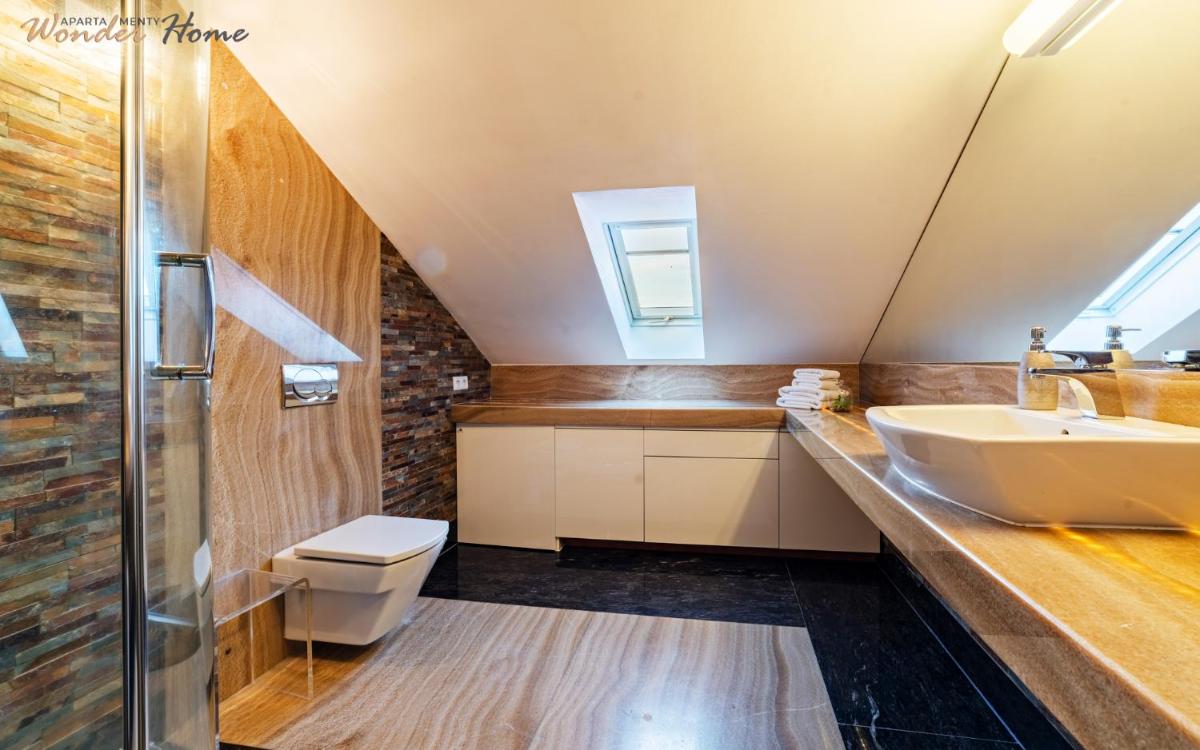 Image 3 of Wonder Home – Apartament Cud Malina z kominkiem, klimatyzacją i widokiem na Karkonosze, blisko centrum, stoku, restauracji, aquaparku