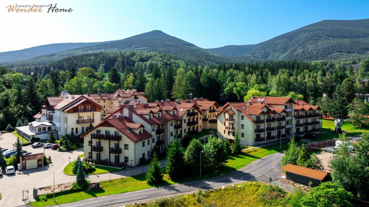 Image 6 of Wonder Home – Apartament Cud Malina z kominkiem, klimatyzacją i widokiem na Karkonosze, blisko centrum, stoku, restauracji, aquaparku