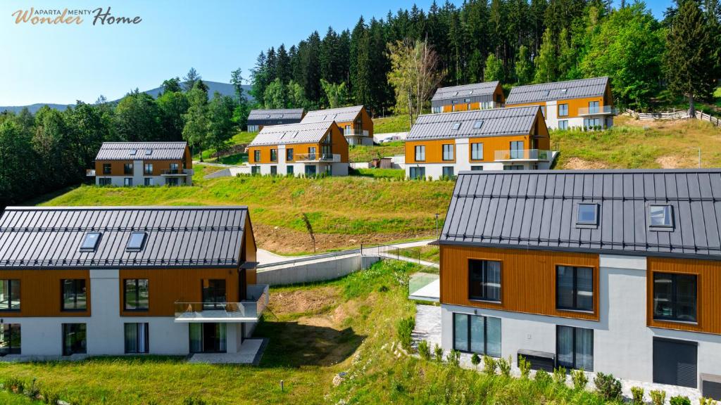 Image 1 of Wonder Home – Domki Hillside tuż przy stoku narciarskim – na terenie kompleksu plac zabaw i zewnętrzna siłownia, sklep, parking