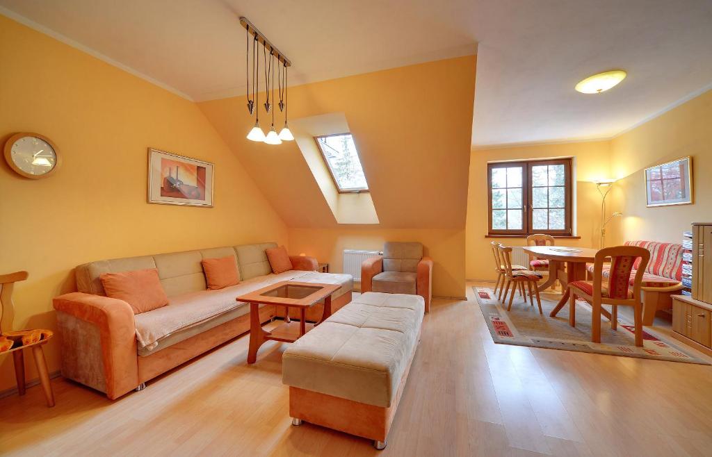 Image 1 of Żółty Apartament Sun Seasons 24 w Karpaczu z Balkonem by Noclegi Renters