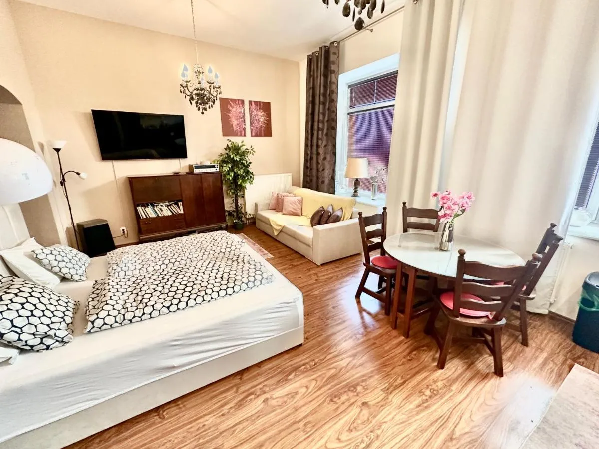 Image 3 of Home Away central apartment