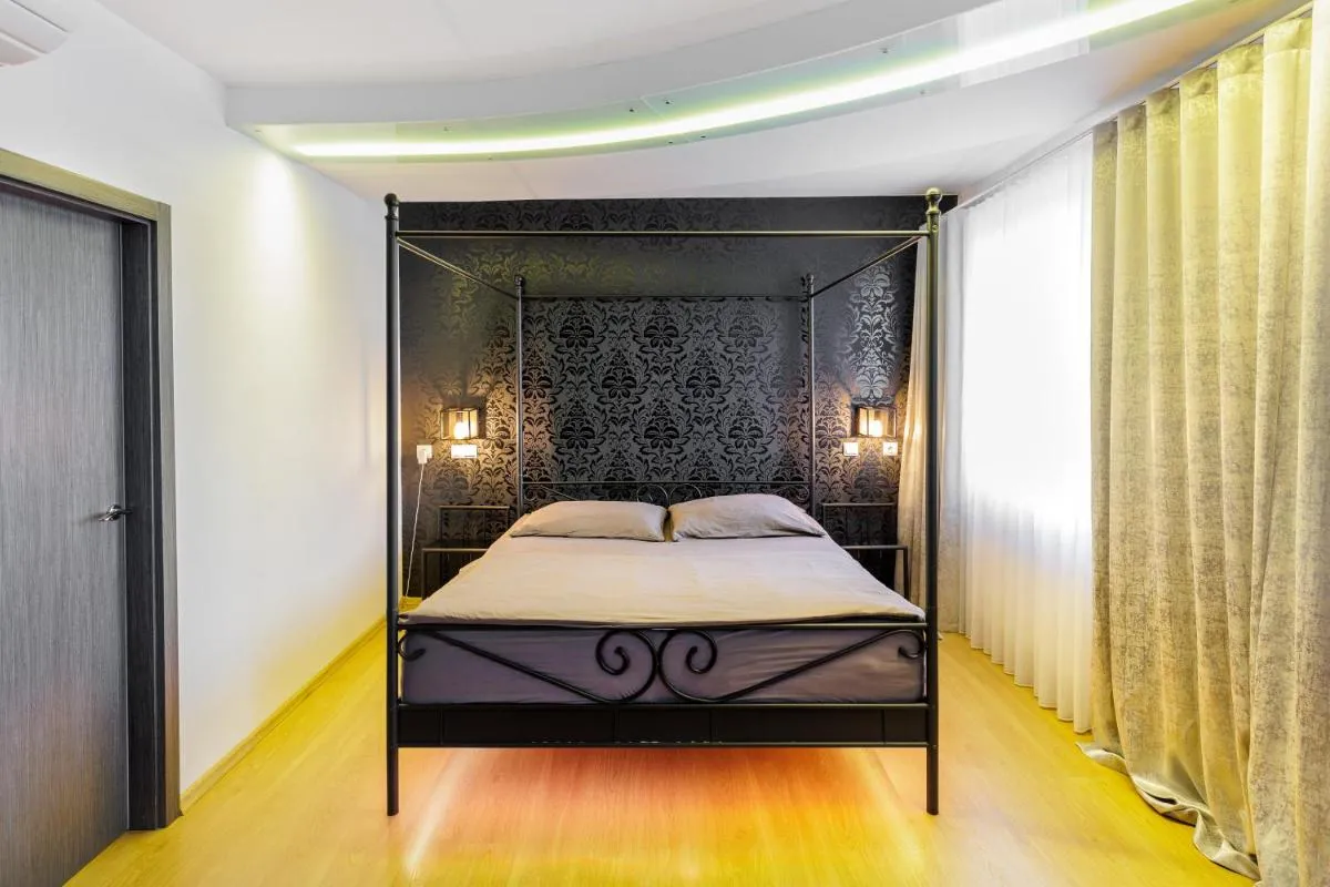 Image 3 of Luxurious flat 160m2 in center, 3 bedrooms, AC, garden, parking