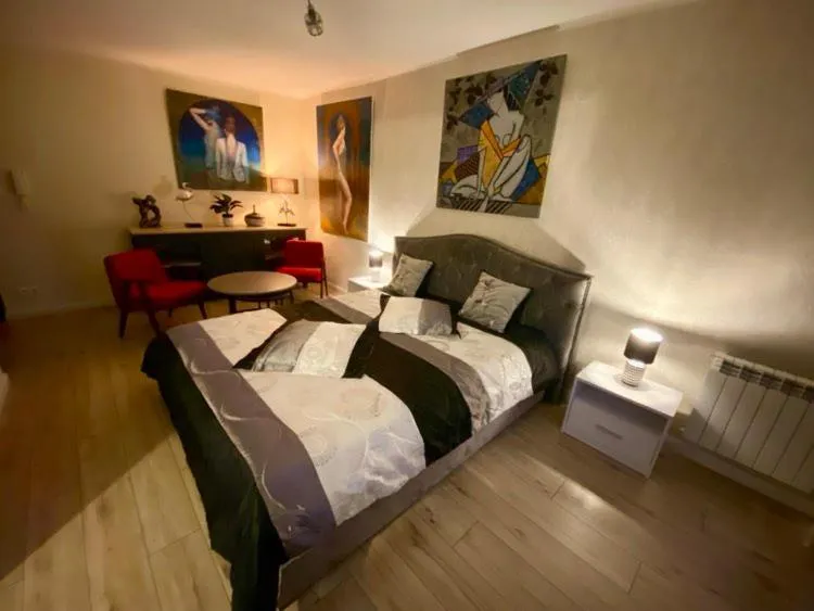 Image 2 of Apartament Golden Five