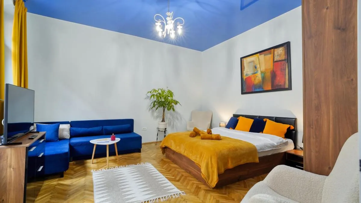Image 5 of 2 Bedroom OldTown Mountain View Apartment with private terrace and high ceilings rooms