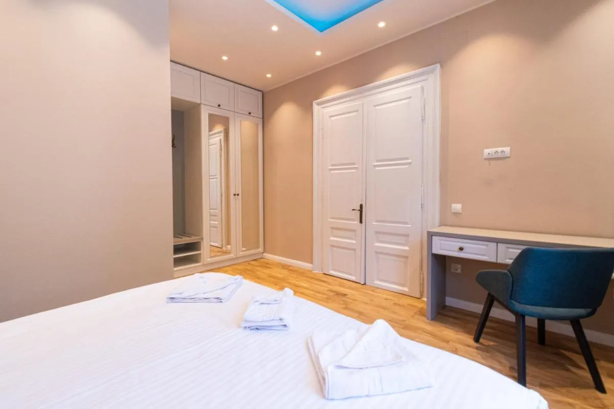 Image 3 of Black Gate – Quiet Studio in the Heart of Old Town with Free Private Secured Parking
