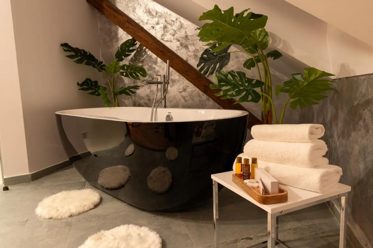Image 4 of Boutique 17B