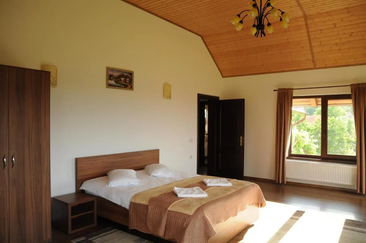 Image 4 of Casa din Livada