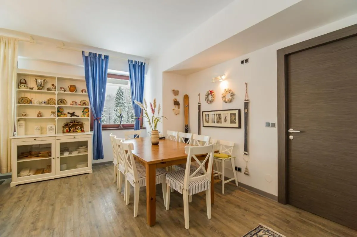 Image 4 of Charming 3-Bedroom Apartment