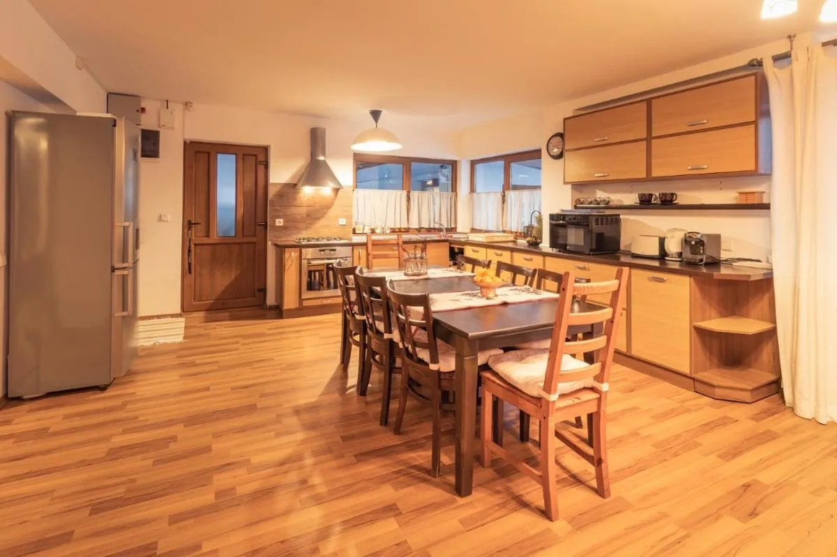 Image 3 of Cheerful 4-bedroom & kids friendly home