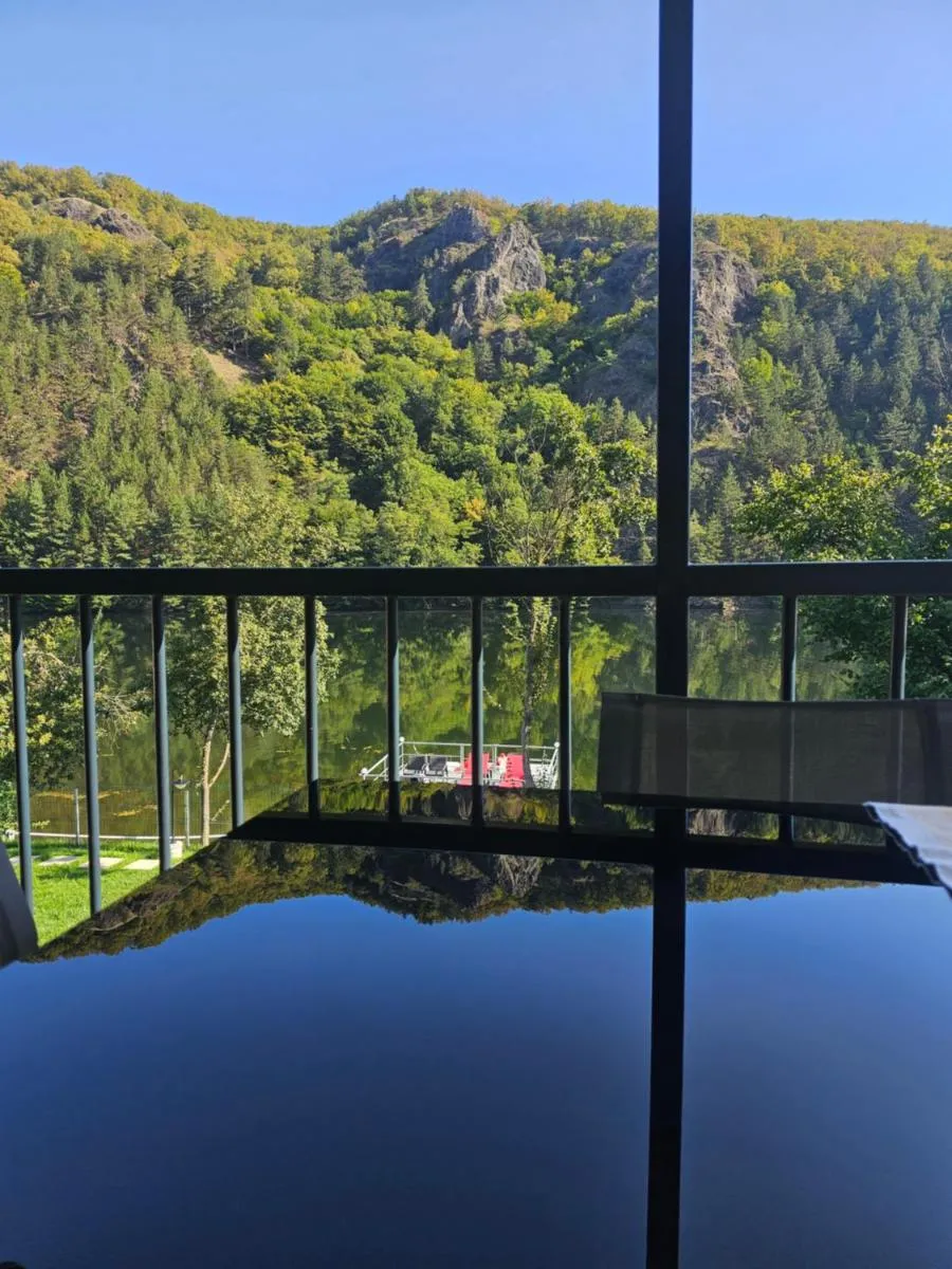 Image 4 of Green Rock Cabin