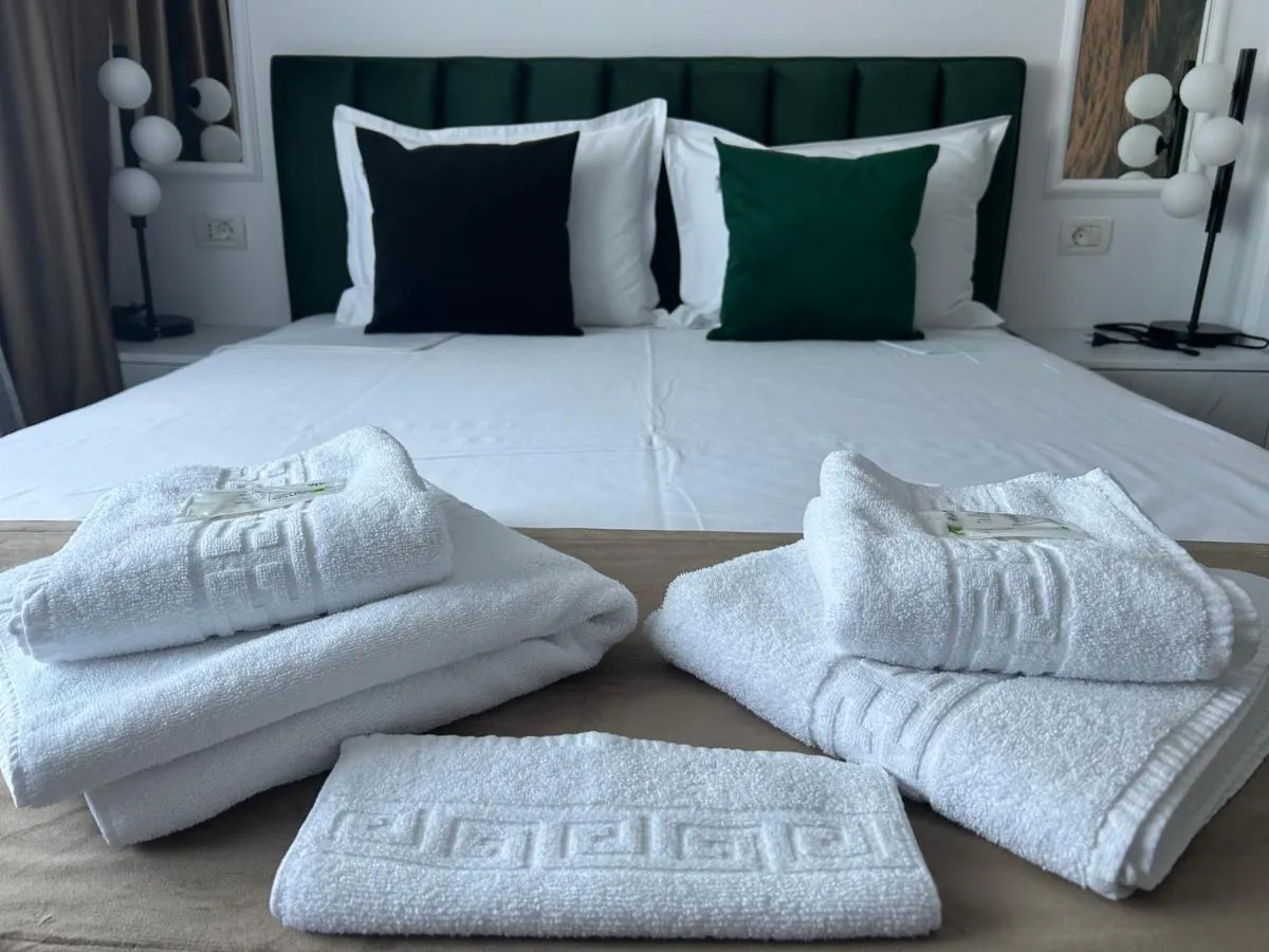 Image 7 of LUXURY EST ONE