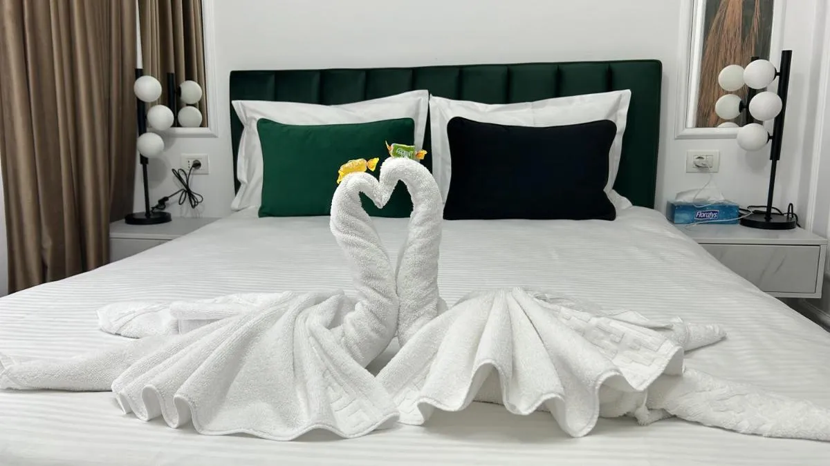 Image 3 of LUXURY EST ONE