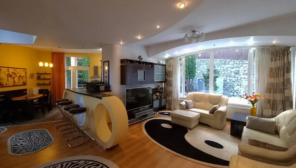 Image 1 of Marble Villa: Luxury estate – central but intimate