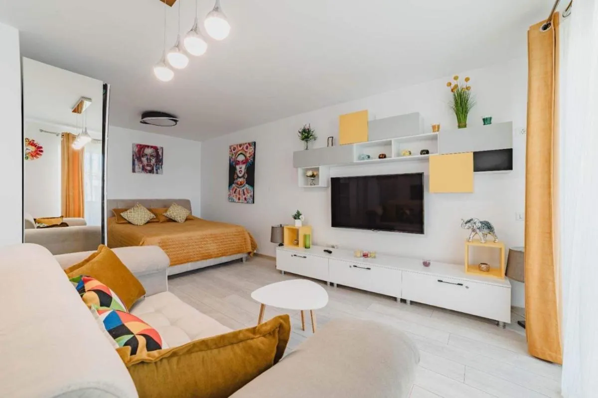 Image 2 of Masterpiece Studio- Free Parking, Wi-Fi, Netflix