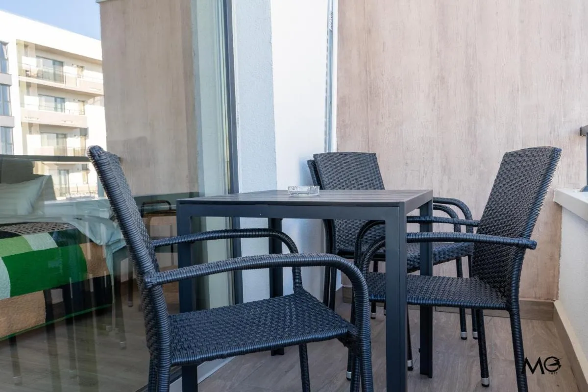 Image 2 of MoHost Green – Your Cozy Studio with Mountain Views