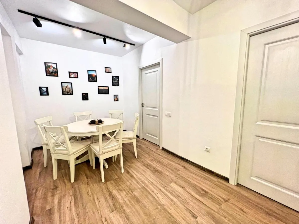 Image 4 of Peak Apartments
