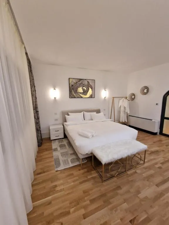 Image 1 of Rokebea Luxury