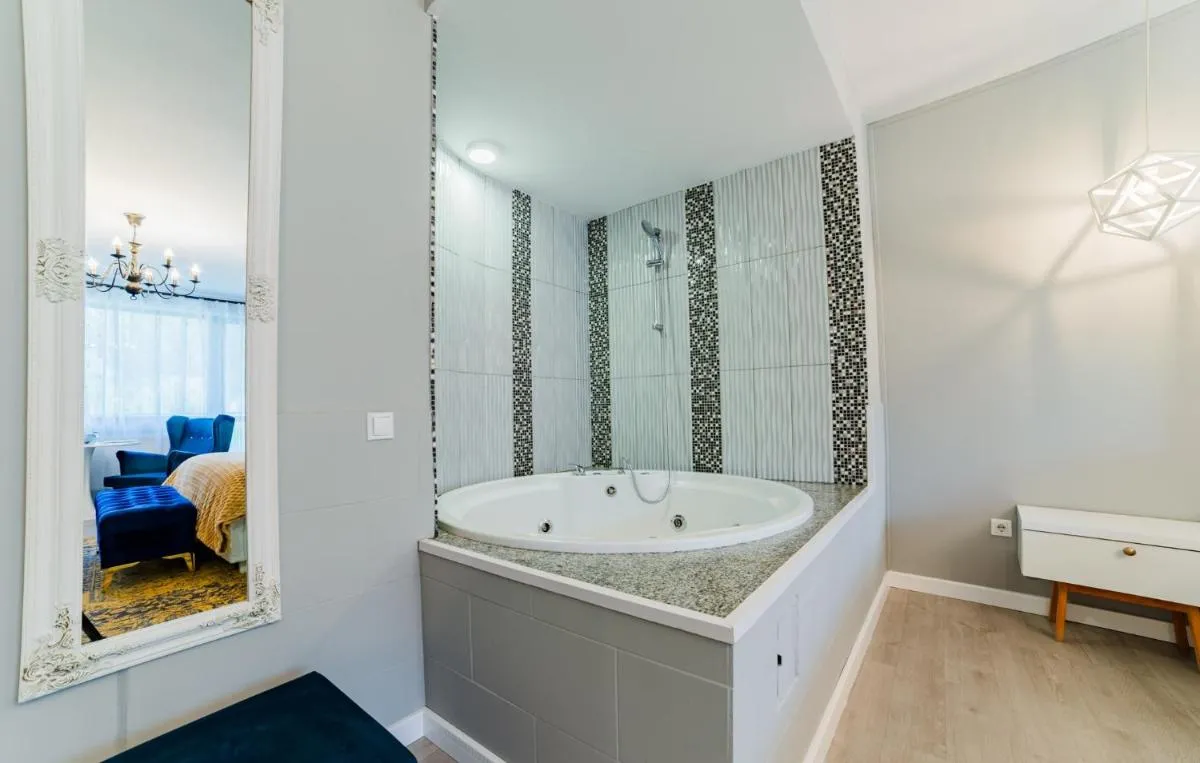 Image 4 of Romantic Jacuzzi Luxury Apartment