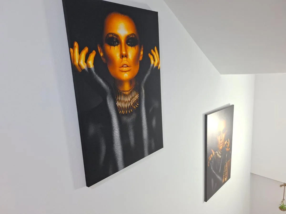 Image 5 of *Studio David*