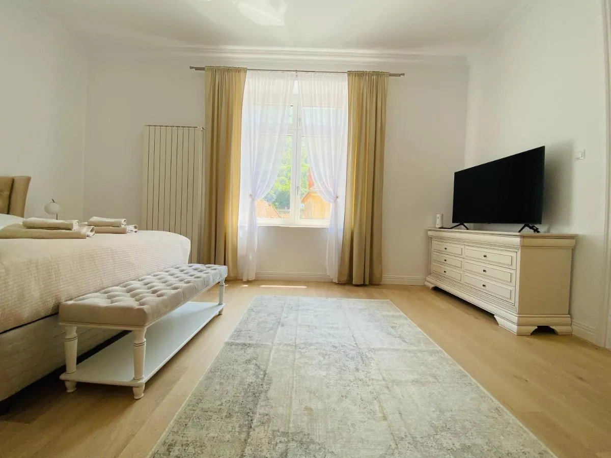 Image 3 of Suite № 7
