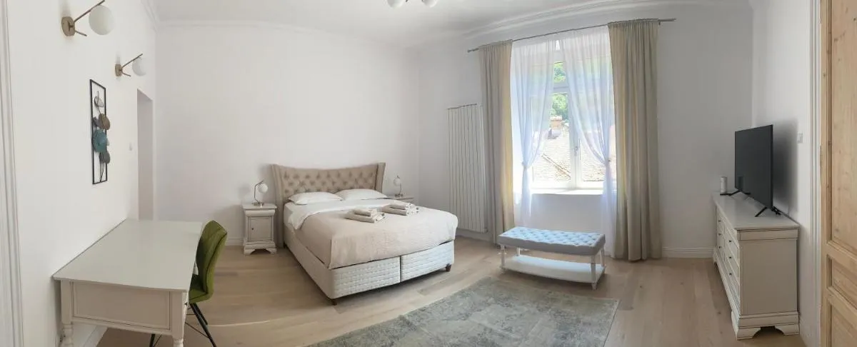 Image 2 of Suite № 7