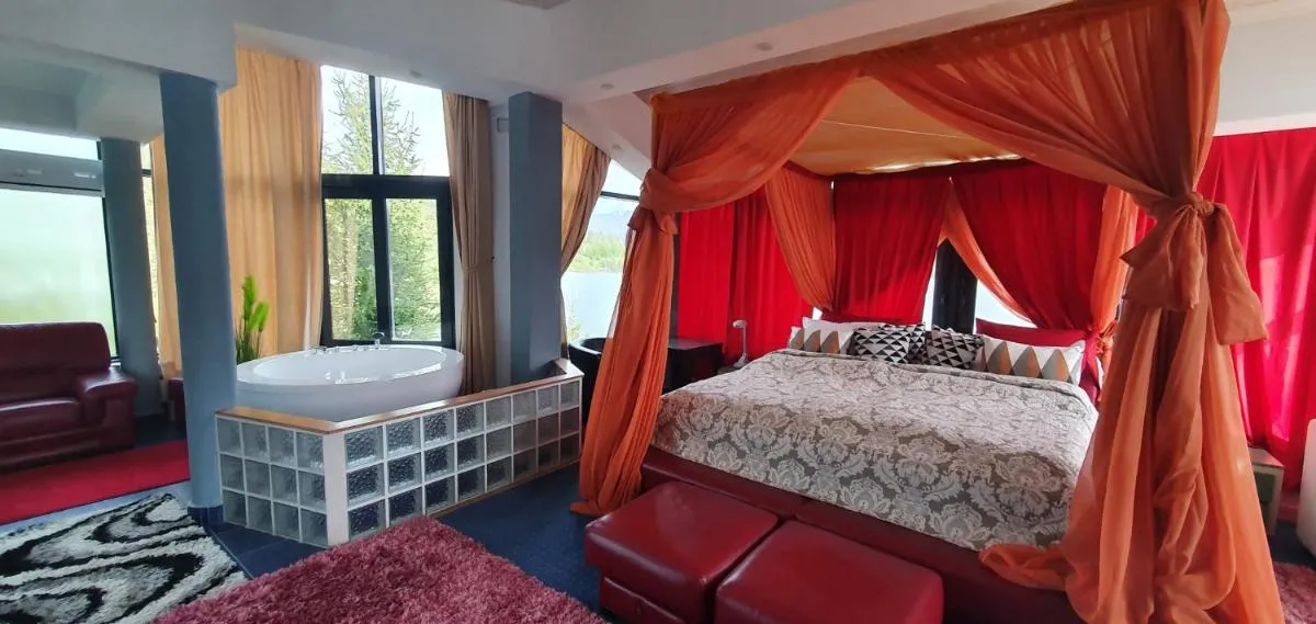 Image 5 of Vila Franceză – Cazare cu jacuzzi pe malul lacului Colibița