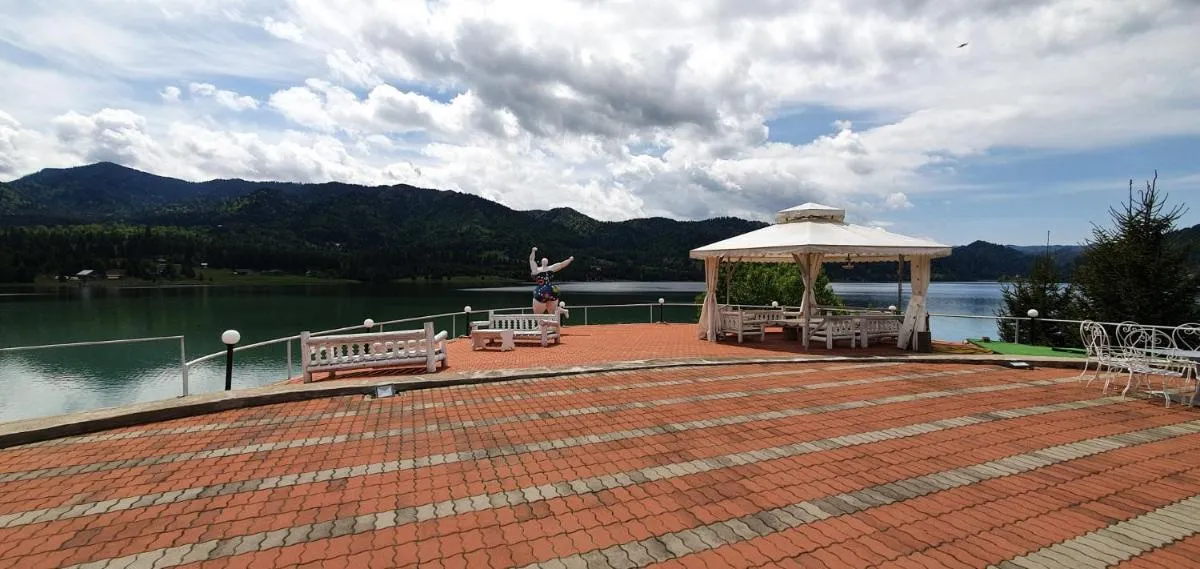 Image 7 of Vila Franceză – Cazare cu jacuzzi pe malul lacului Colibița