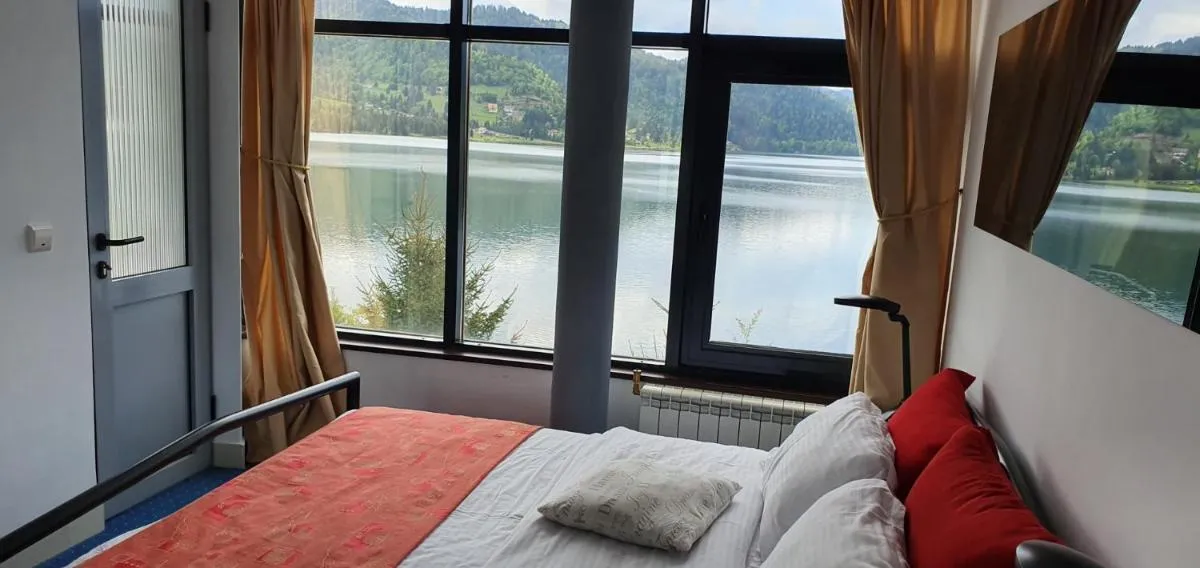Image 2 of Vila Franceză – Cazare cu jacuzzi pe malul lacului Colibița