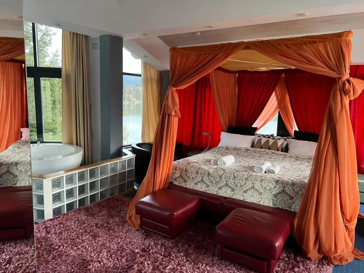 Image 3 of Vila Franceză – Cazare cu jacuzzi pe malul lacului Colibița