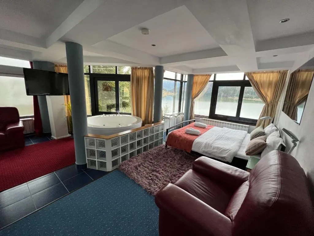 Image 1 of Vila Franceză – Cazare cu jacuzzi pe malul lacului Colibița