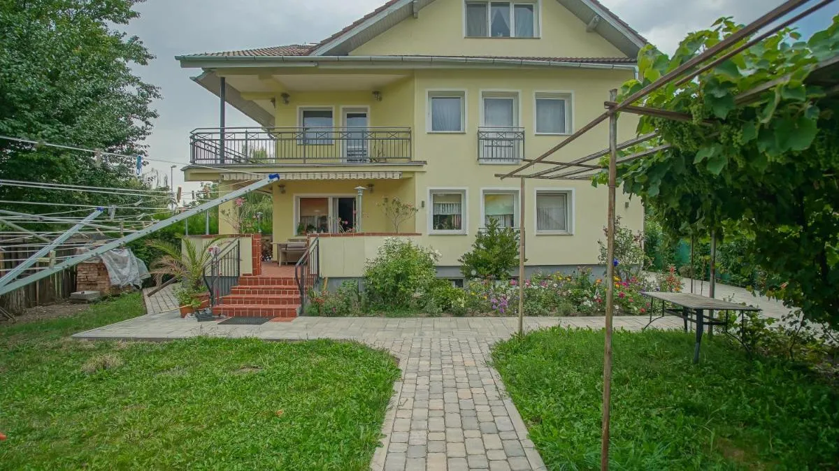 Image 2 of Vilux with indoor private parking