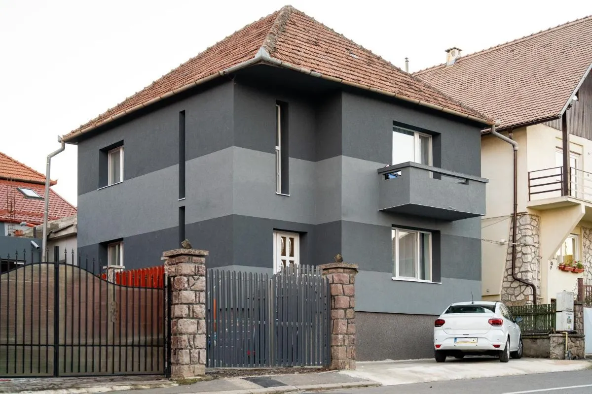 Image 2 of Yvett House