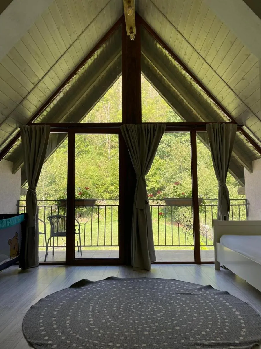 Image 4 of cabana din padure