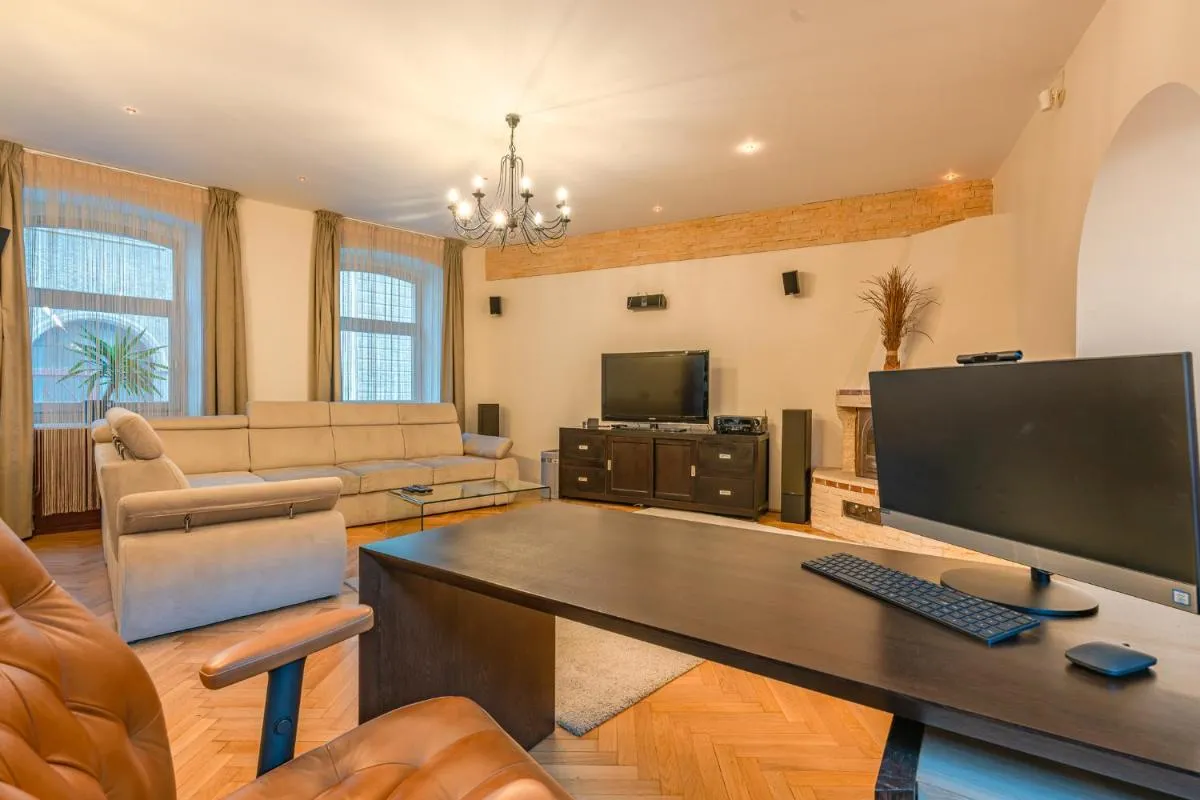 Image 2 of premium suites Postavarului