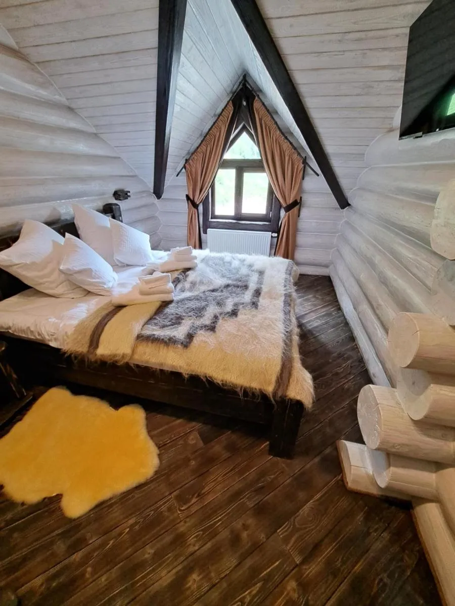 Image 2 of Mountain White House гостинний двір