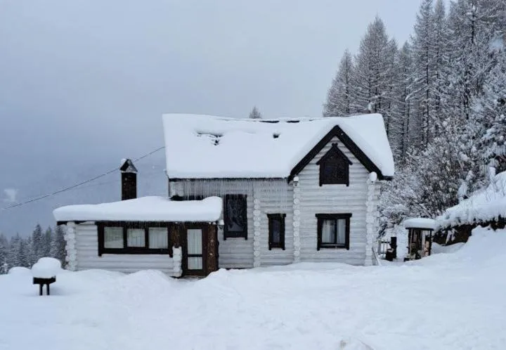 Image 1 of Mountain White House гостинний двір